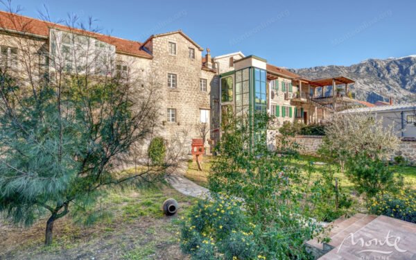roskoshnaya kamennaya villa s vidom na zaliv v prchani kotor 02