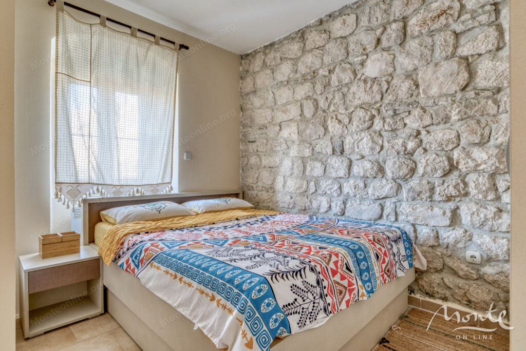 roskoshnaya kamennaya villa s vidom na zaliv v prchani kotor 16