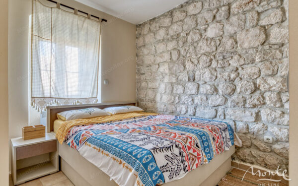 roskoshnaya kamennaya villa s vidom na zaliv v prchani kotor 16