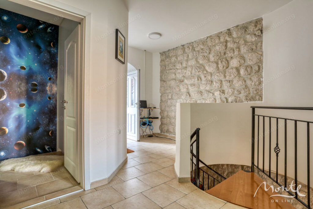 roskoshnaya kamennaya villa s vidom na zaliv v prchani kotor 23