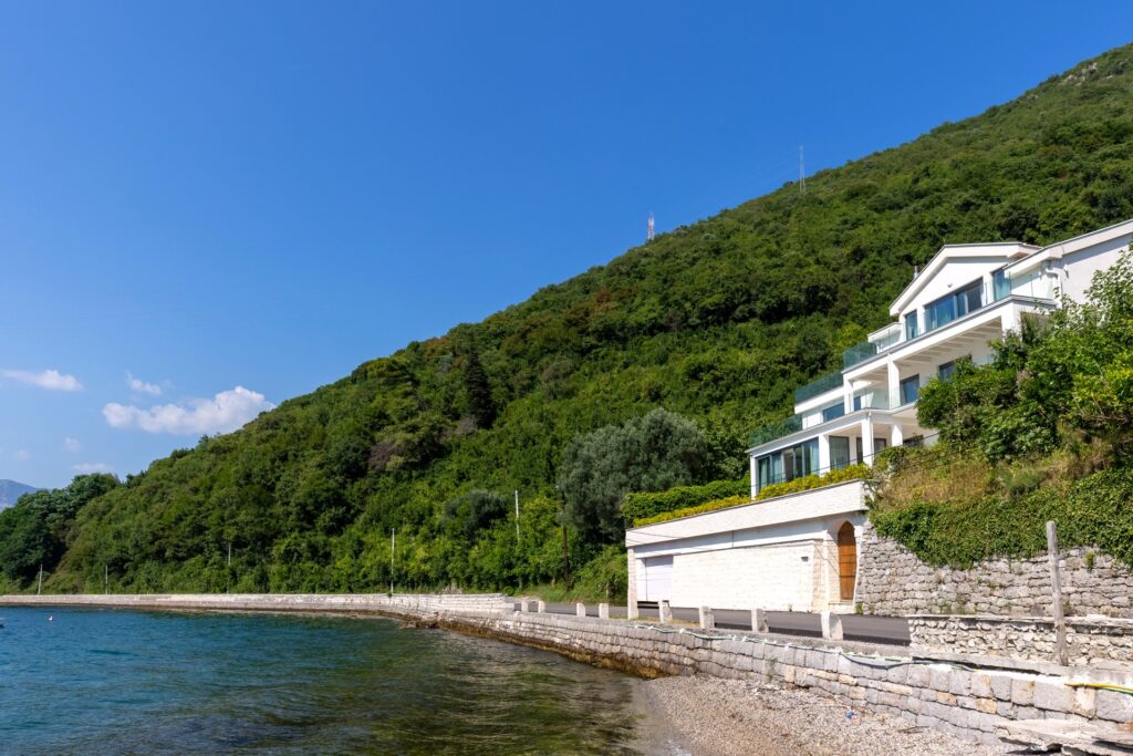 semejnaya villa na pervoj linii morya v boko kotorskoj buhte 14