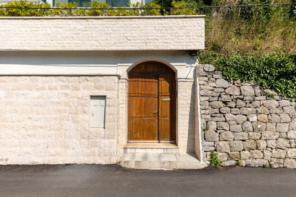 semejnaya villa na pervoj linii morya v boko kotorskoj buhte 22