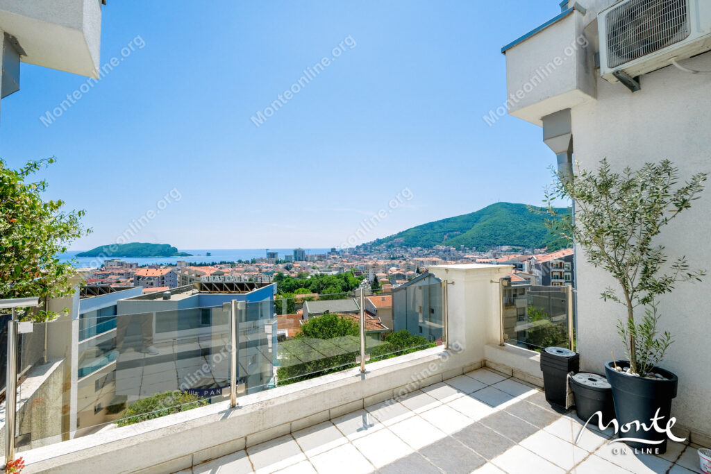 svetlaya kvartira s panoramnym vidom na budvu 65 kv m uyuta i prostora 01