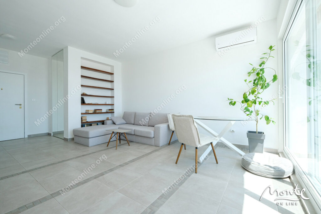 svetlaya kvartira s panoramnym vidom na budvu 65 kv m uyuta i prostora 06