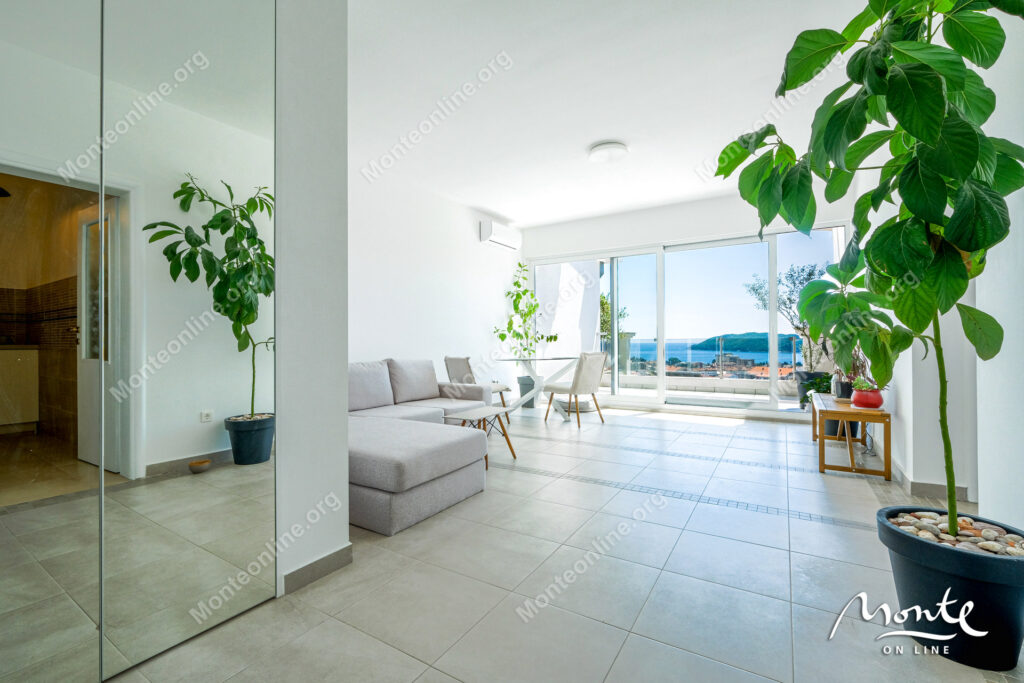 svetlaya kvartira s panoramnym vidom na budvu 65 kv m uyuta i prostora 16