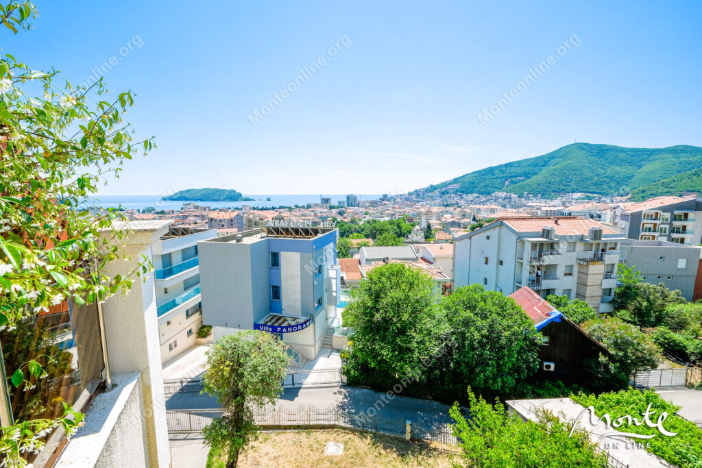 svetlaya kvartira s panoramnym vidom na budvu 65 kv m uyuta i prostora 27