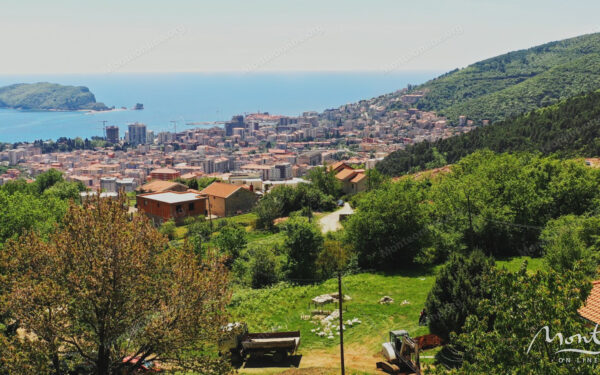 zemelnyj uchastok s panoramnym vidom na more nad budvoj 01