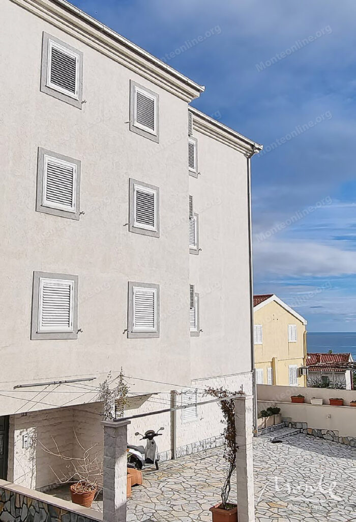 dejstvuyushhaya 3 etazhnaya turisticheskaya villa u morya v bechichi 06