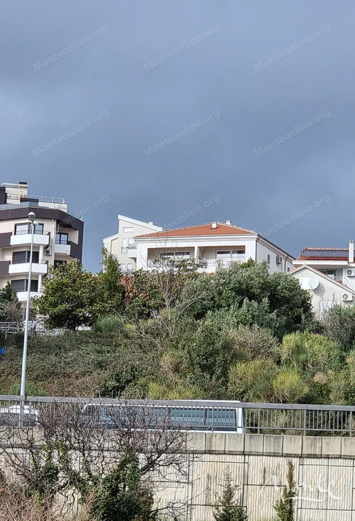 dejstvuyushhaya 3 etazhnaya turisticheskaya villa u morya v bechichi 08