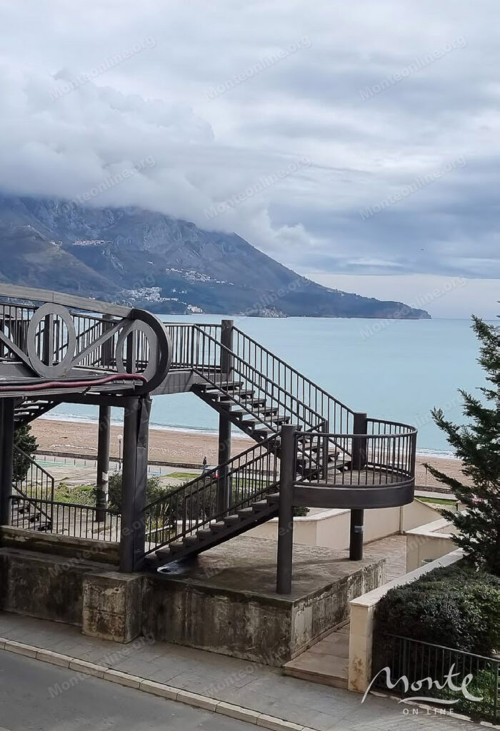 dejstvuyushhaya 3 etazhnaya turisticheskaya villa u morya v bechichi 27