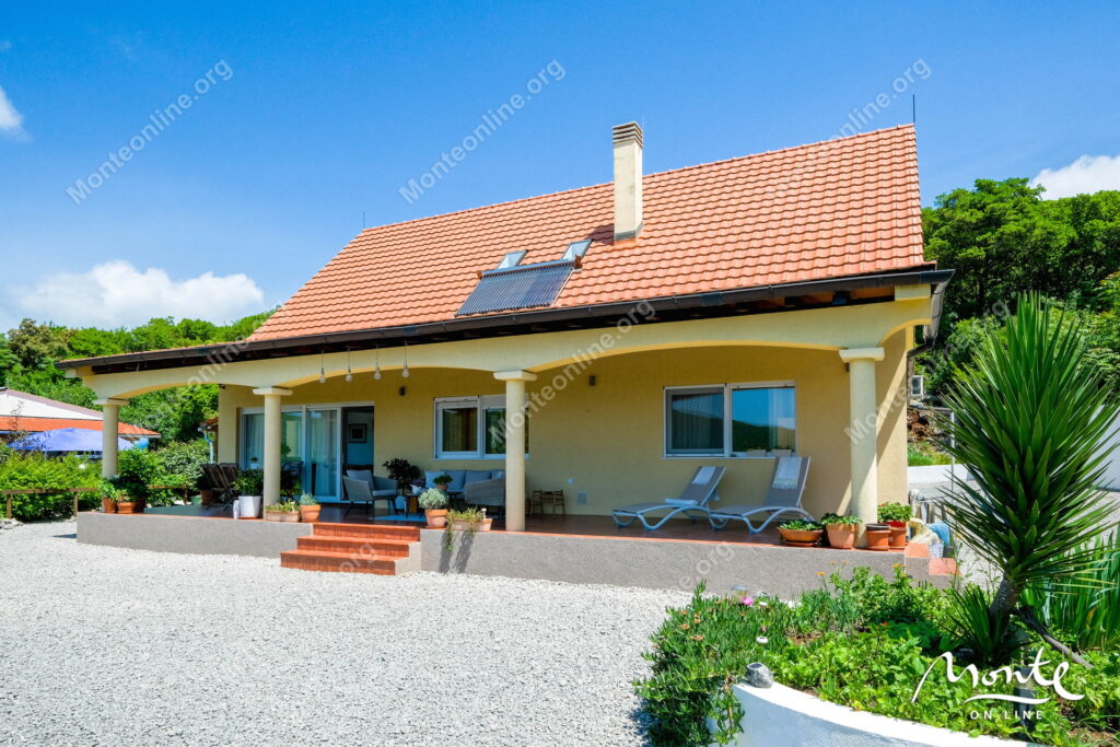 dom s panoramnym vidom bolshim uchastkom i sadom nedaleko ot budvy 01