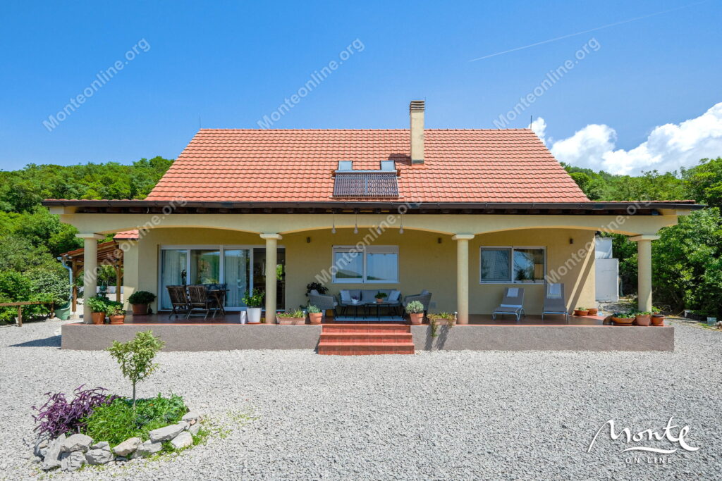 dom s panoramnym vidom bolshim uchastkom i sadom nedaleko ot budvy 02