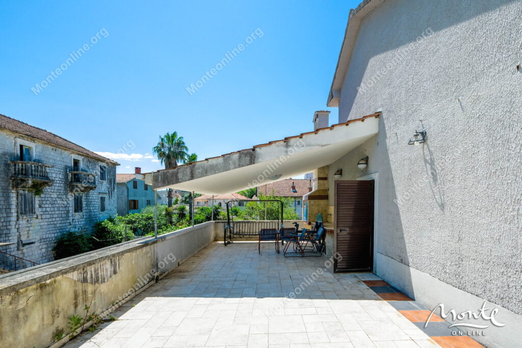 investiczionnyj uchastok s domom u morya v czentre tivata 19