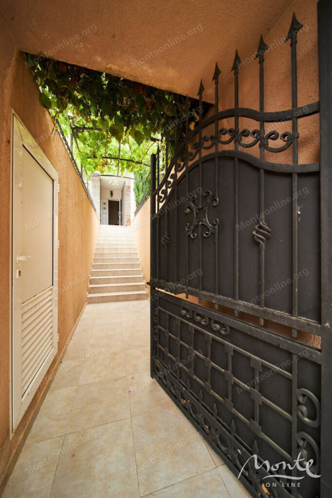 komfortnaya 4 etazhnaya villa v bechichi s bassejnom i panoramnym vidom 29