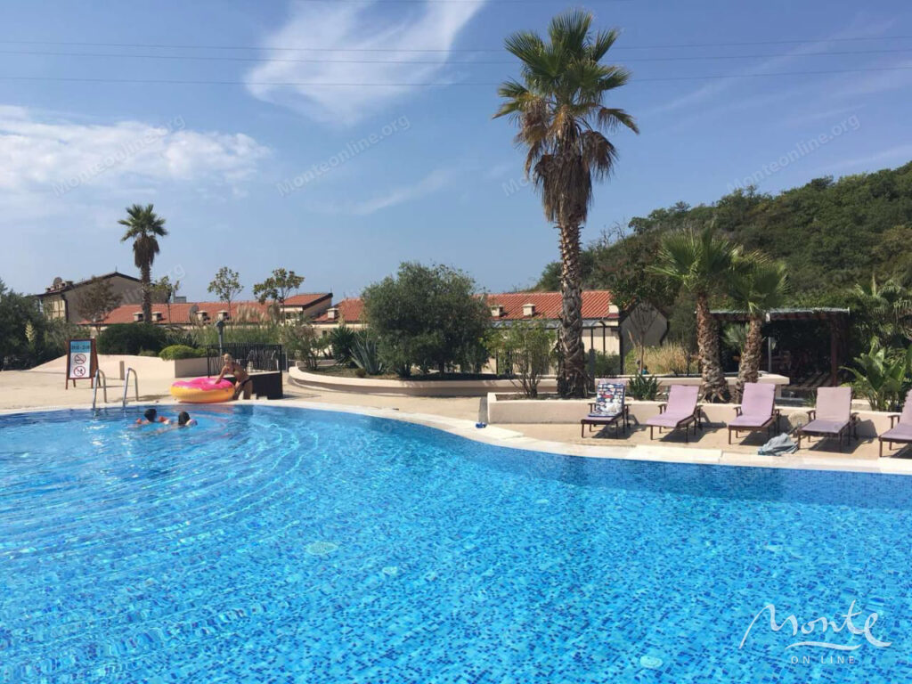 svetlaya kvartira s bolshoj terrasoj u plyazhej milochera przhno budva 02