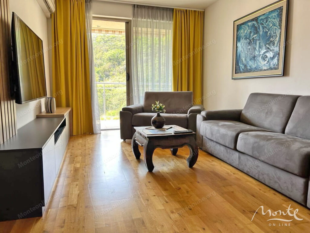 svetlaya kvartira s bolshoj terrasoj u plyazhej milochera przhno budva 03