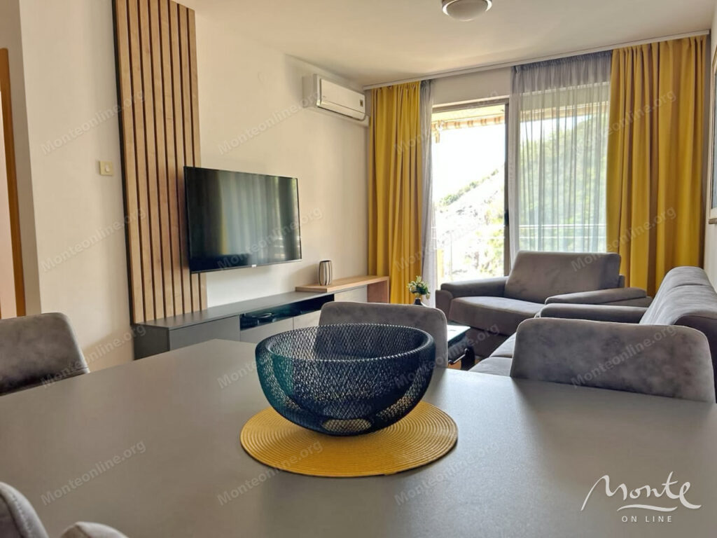 svetlaya kvartira s bolshoj terrasoj u plyazhej milochera przhno budva 04