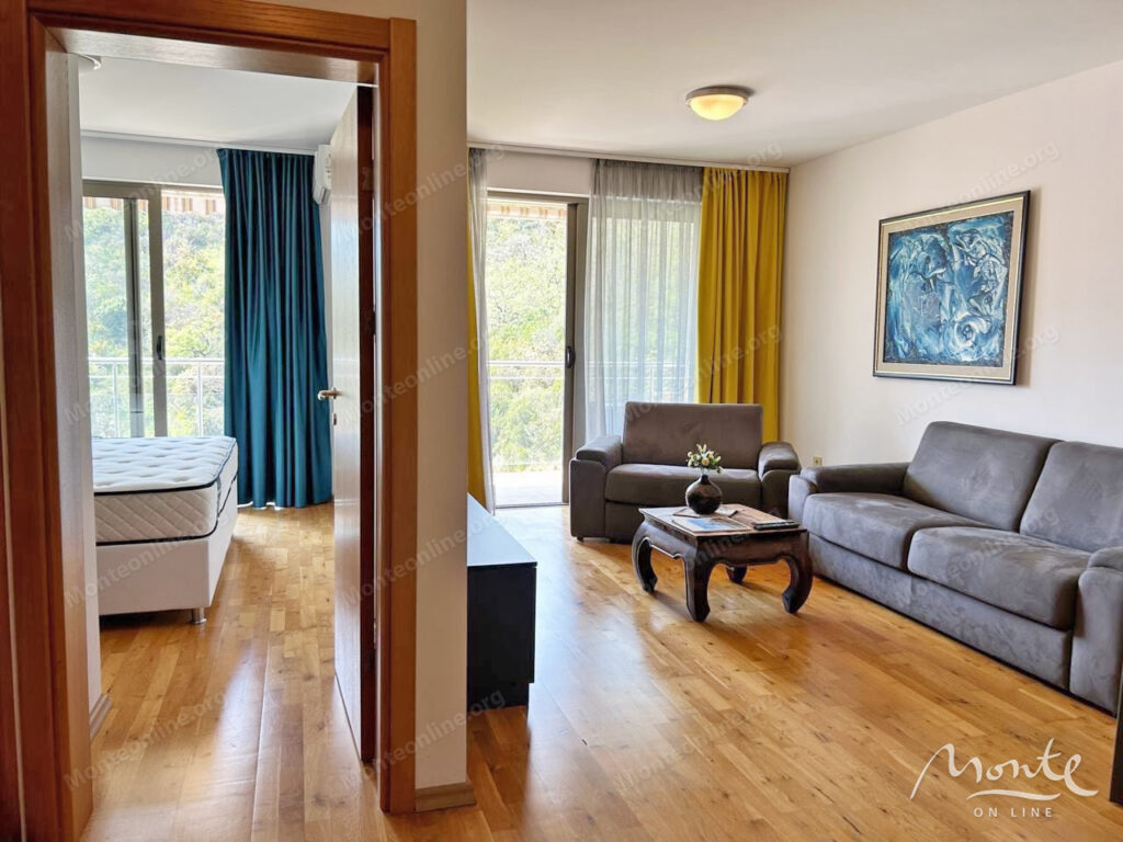 svetlaya kvartira s bolshoj terrasoj u plyazhej milochera przhno budva 05