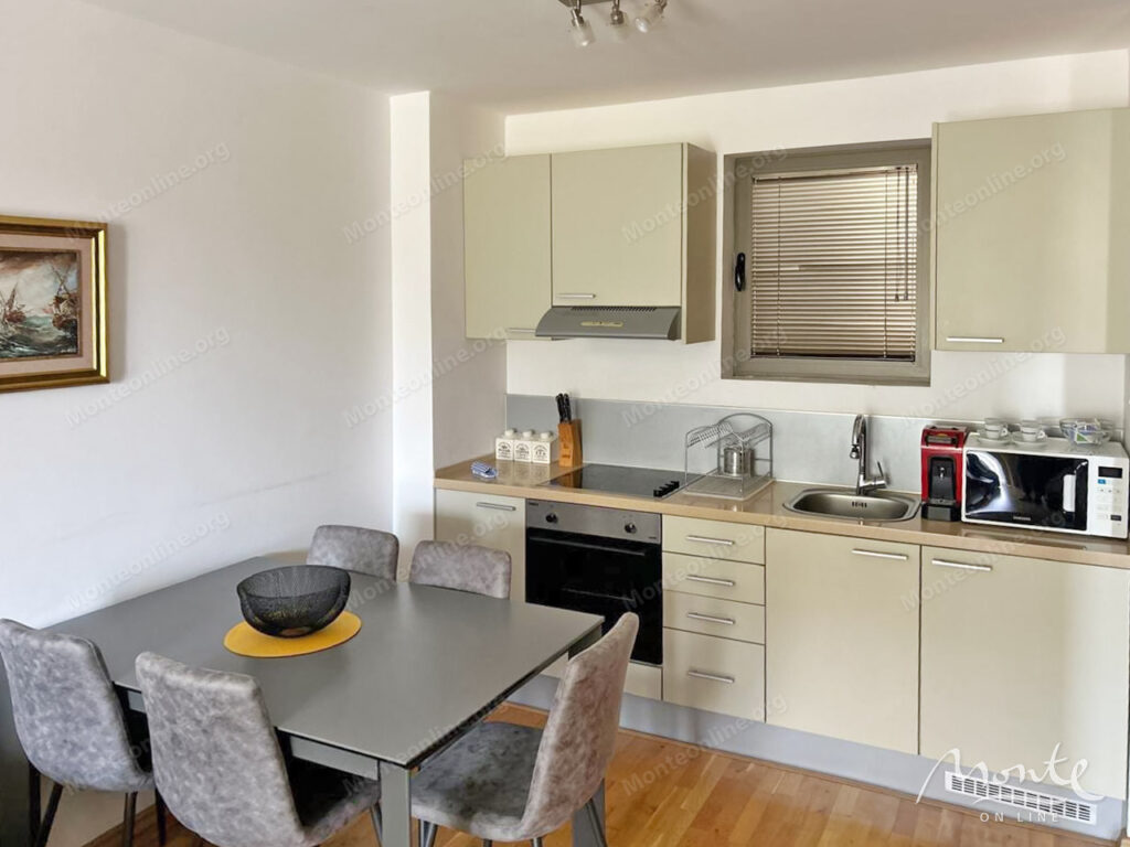 svetlaya kvartira s bolshoj terrasoj u plyazhej milochera przhno budva 06