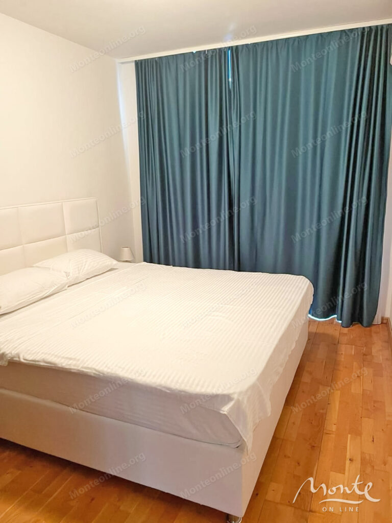 svetlaya kvartira s bolshoj terrasoj u plyazhej milochera przhno budva 07