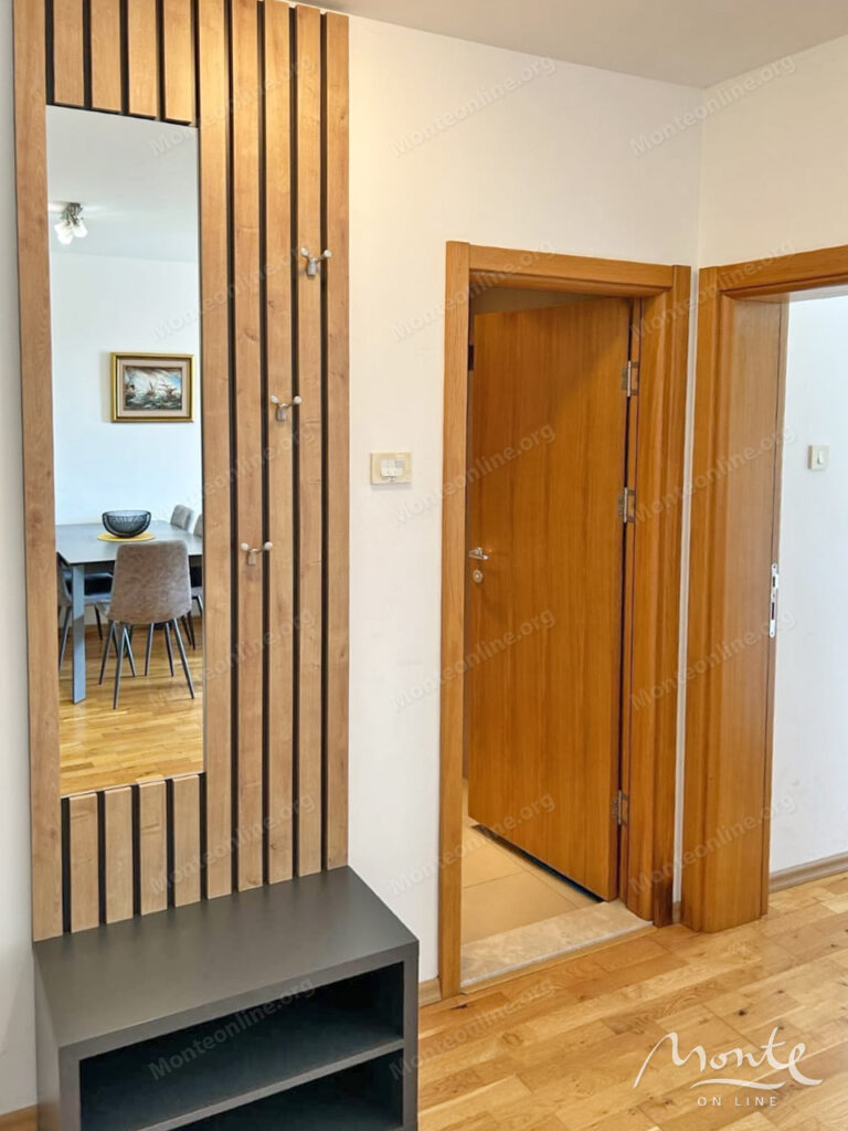 svetlaya kvartira s bolshoj terrasoj u plyazhej milochera przhno budva 08