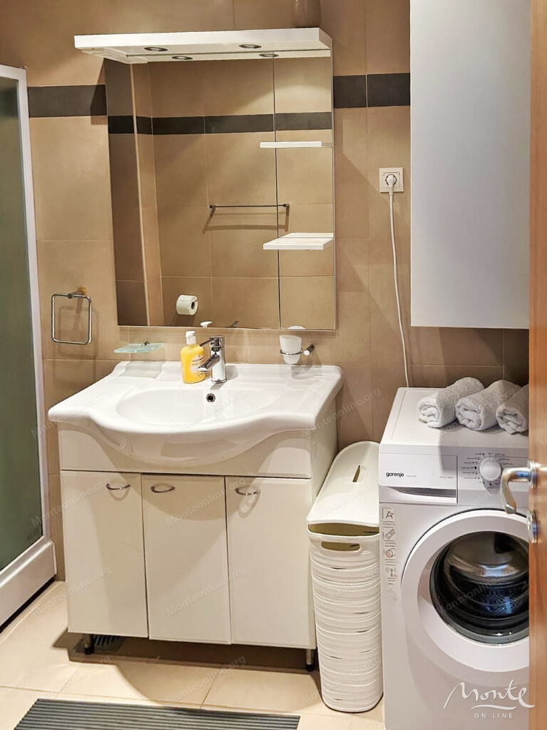 svetlaya kvartira s bolshoj terrasoj u plyazhej milochera przhno budva 09