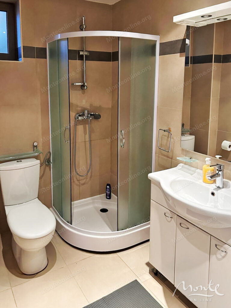 svetlaya kvartira s bolshoj terrasoj u plyazhej milochera przhno budva 10