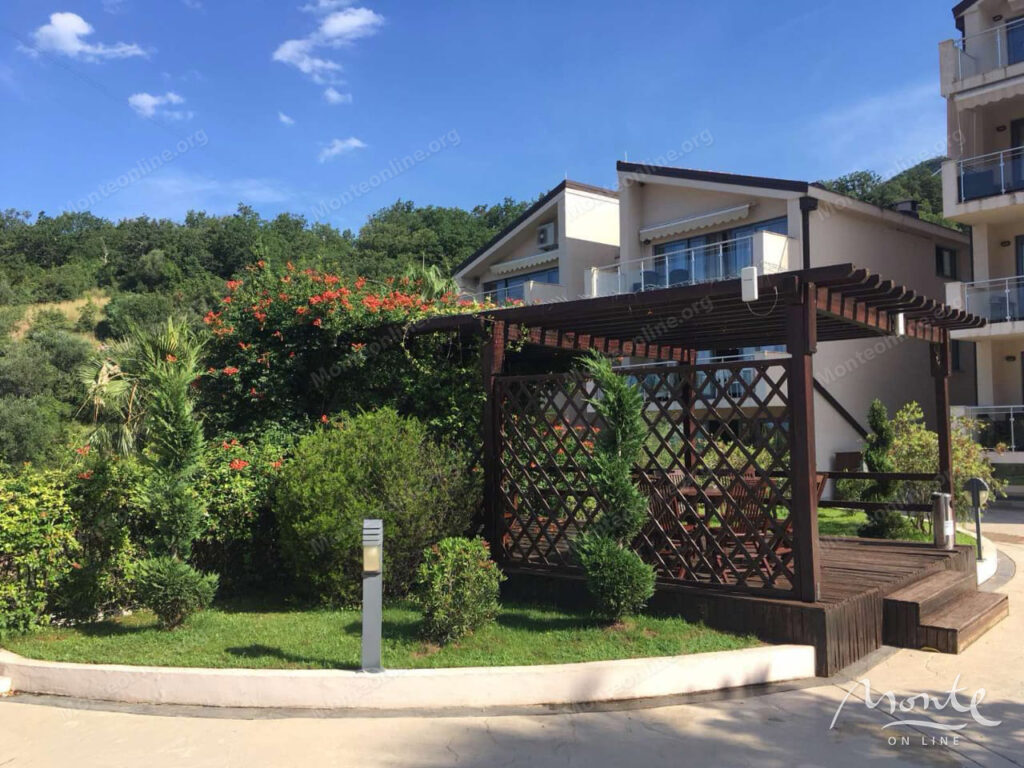 svetlaya kvartira s bolshoj terrasoj u plyazhej milochera przhno budva 11