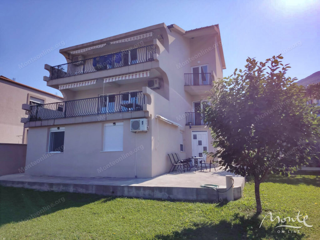 tryohetazhnyj dom s dvumya otdelnymi apartamentami v bare 01