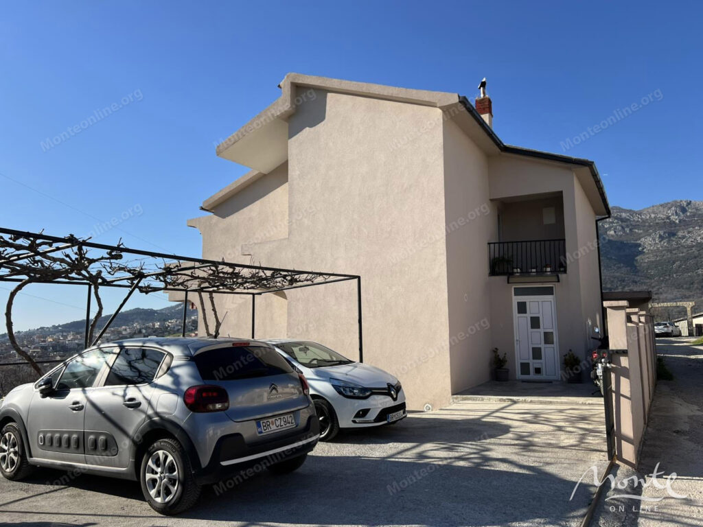 tryohetazhnyj dom s dvumya otdelnymi apartamentami v bare 02