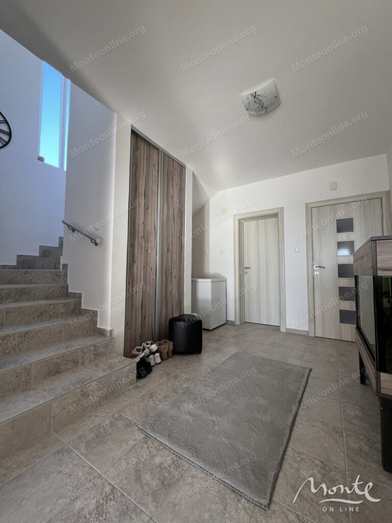 tryohetazhnyj dom s dvumya otdelnymi apartamentami v bare 10