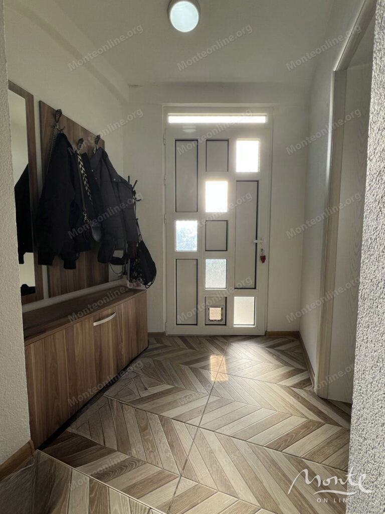 tryohetazhnyj dom s dvumya otdelnymi apartamentami v bare 11