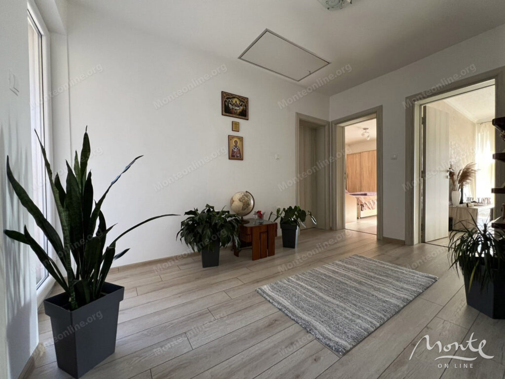 tryohetazhnyj dom s dvumya otdelnymi apartamentami v bare 12