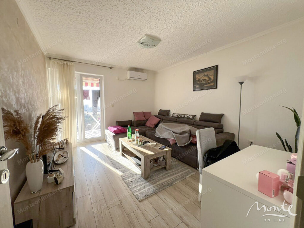 tryohetazhnyj dom s dvumya otdelnymi apartamentami v bare 13