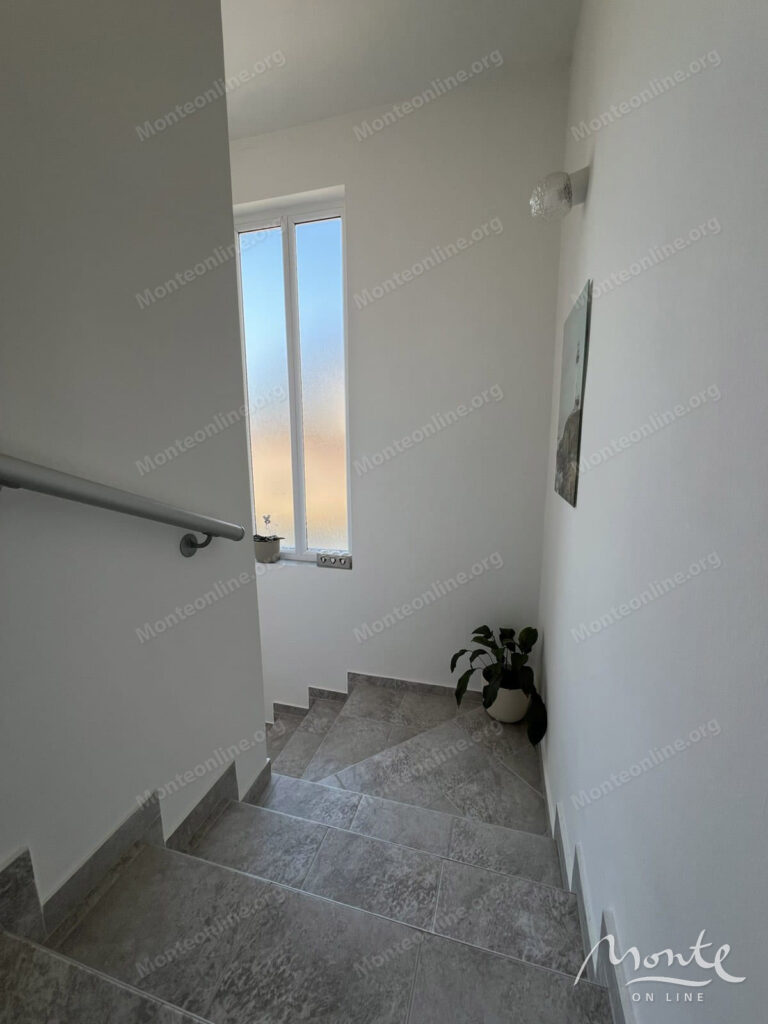 tryohetazhnyj dom s dvumya otdelnymi apartamentami v bare 15