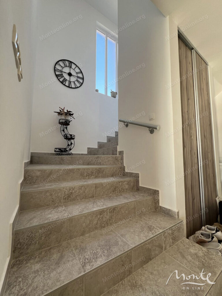 tryohetazhnyj dom s dvumya otdelnymi apartamentami v bare 16