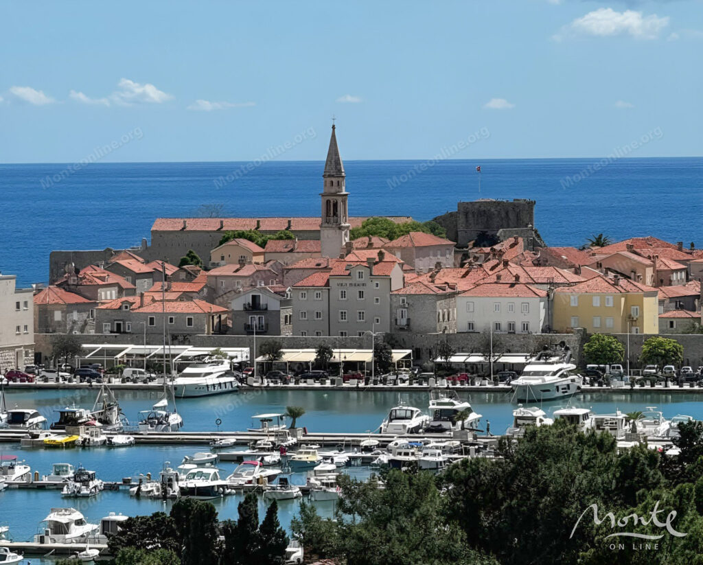 uyutnaya 1 spalnaya kvartira v budve na pervoj linii s vidom na staryj gorod 01