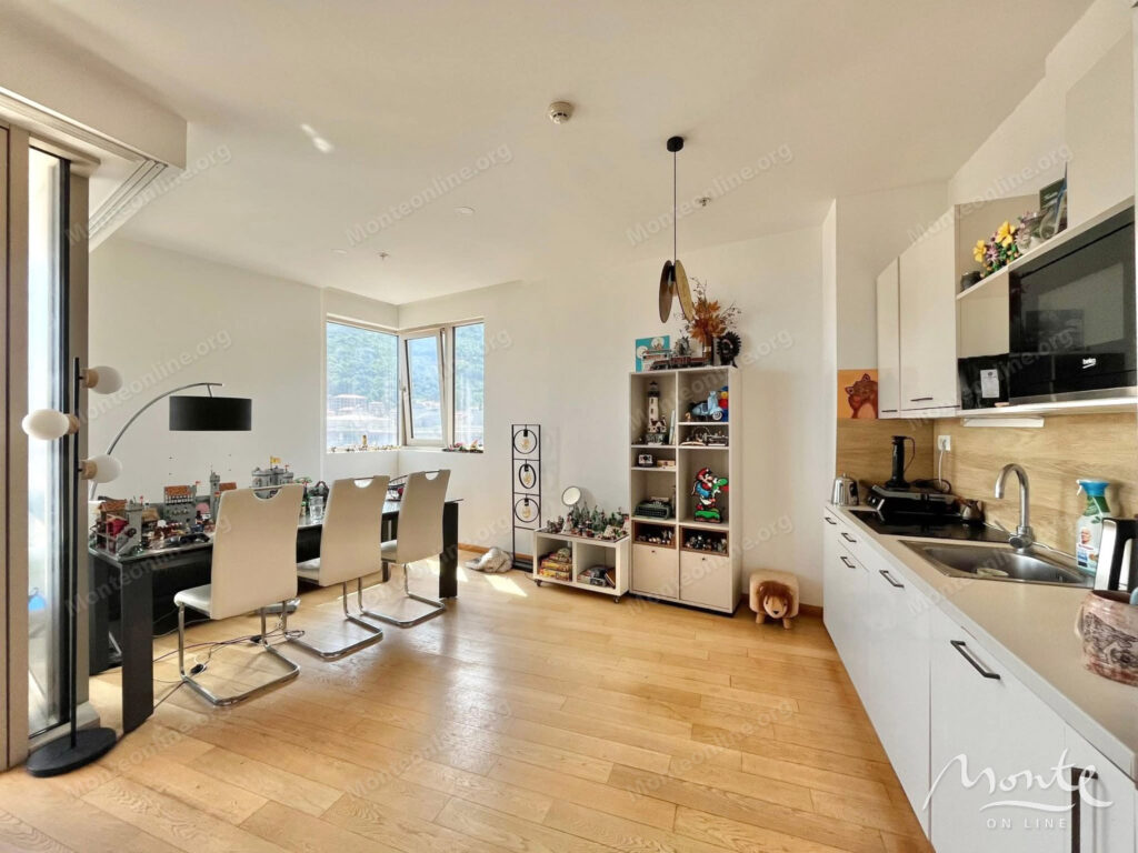 uyutnaya 1 spalnaya kvartira v budve na pervoj linii s vidom na staryj gorod 03