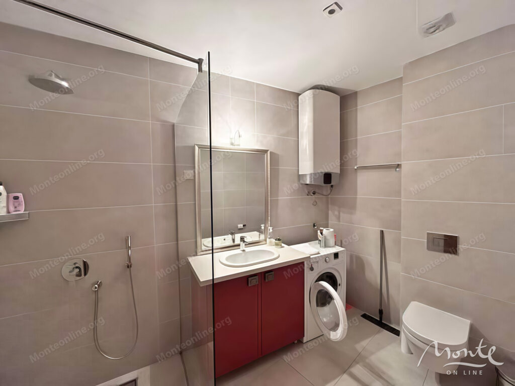 uyutnaya 1 spalnaya kvartira v budve na pervoj linii s vidom na staryj gorod 07