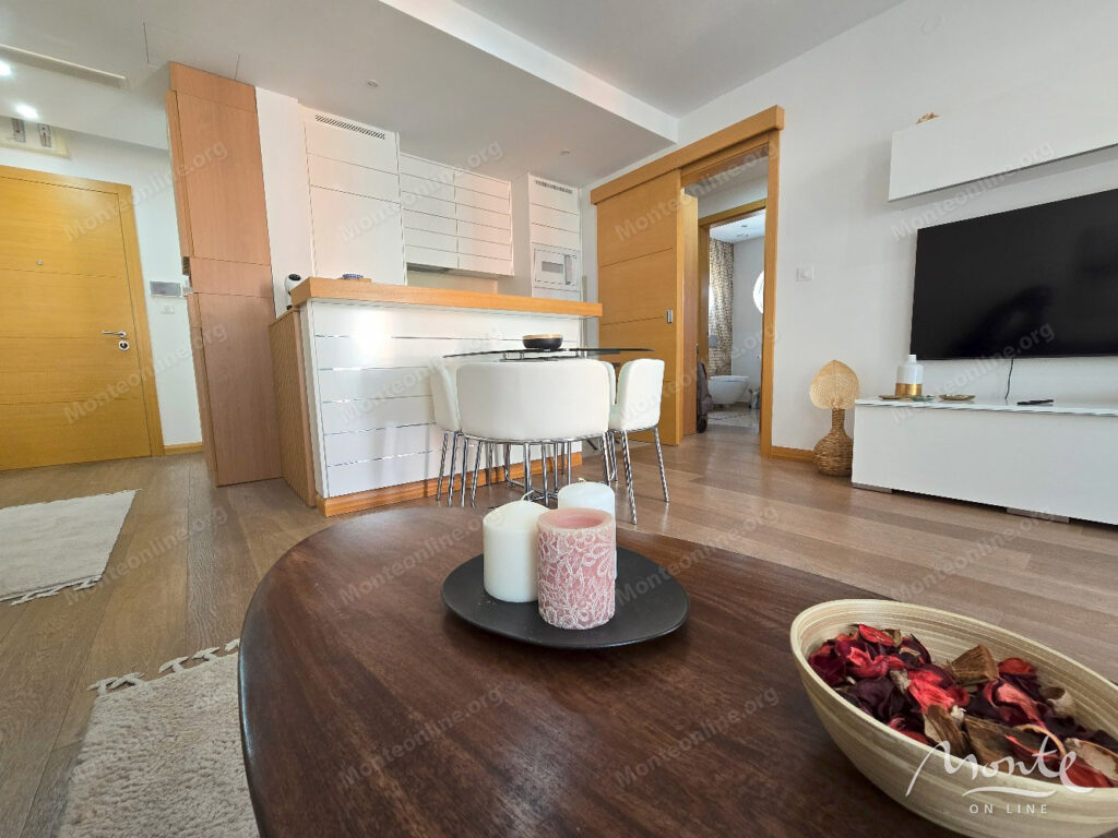 uyutnaya 1 spalnaya kvartira v czentre budvy s vidom na gory 05