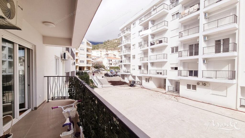 uyutnaya 1 spalnaya kvartira v tihom rajone lazi budva 11