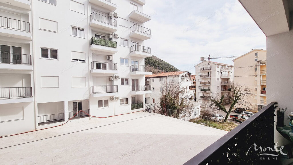 uyutnaya 1 spalnaya kvartira v tihom rajone lazi budva 12