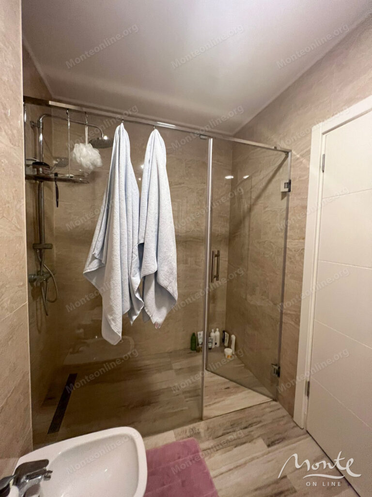 2 spalnaya kvartira s dizajnerskim remontom na pervoj linii morya v dobra voda bar 11