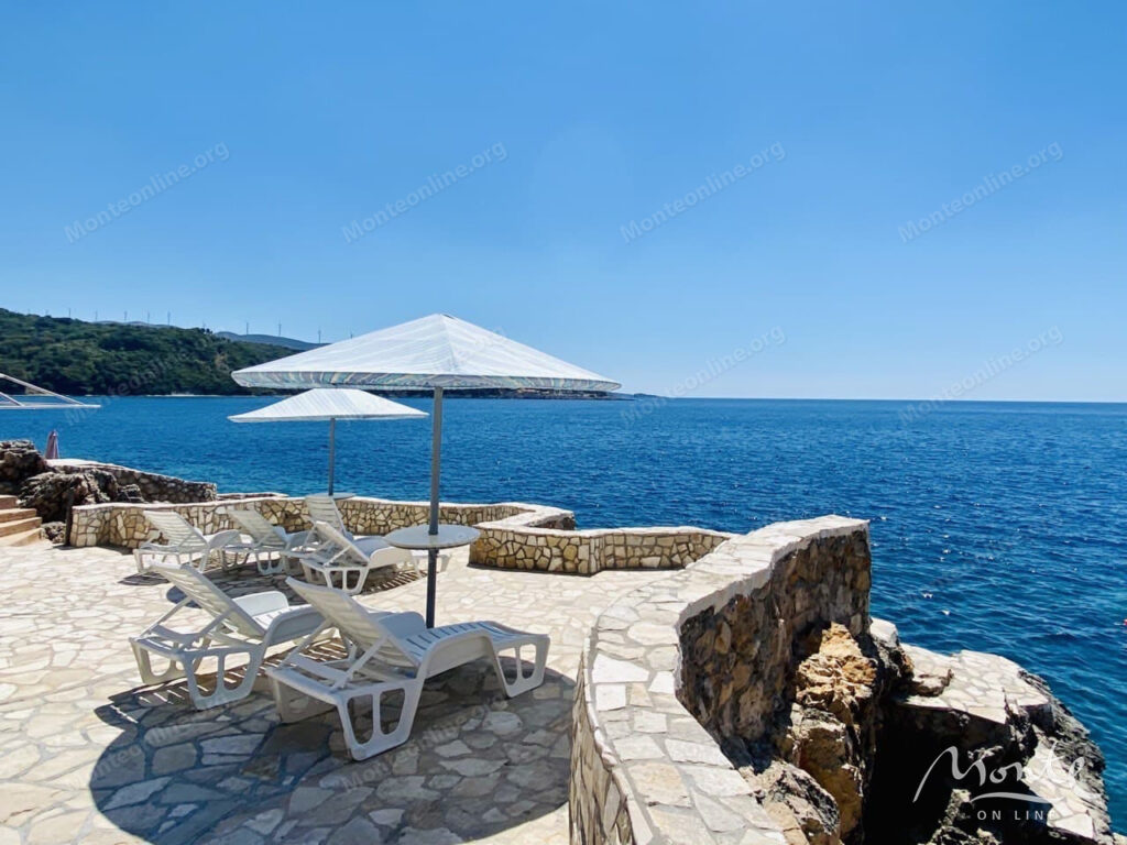 apartament s 2 spalnyami na pervoj linii s privatnym plyazhem v dobra voda bar 01