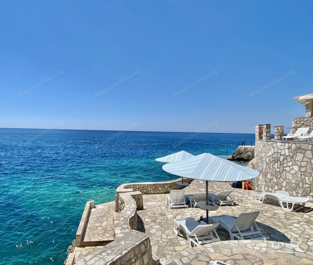 apartament s 2 spalnyami na pervoj linii s privatnym plyazhem v dobra voda bar 02