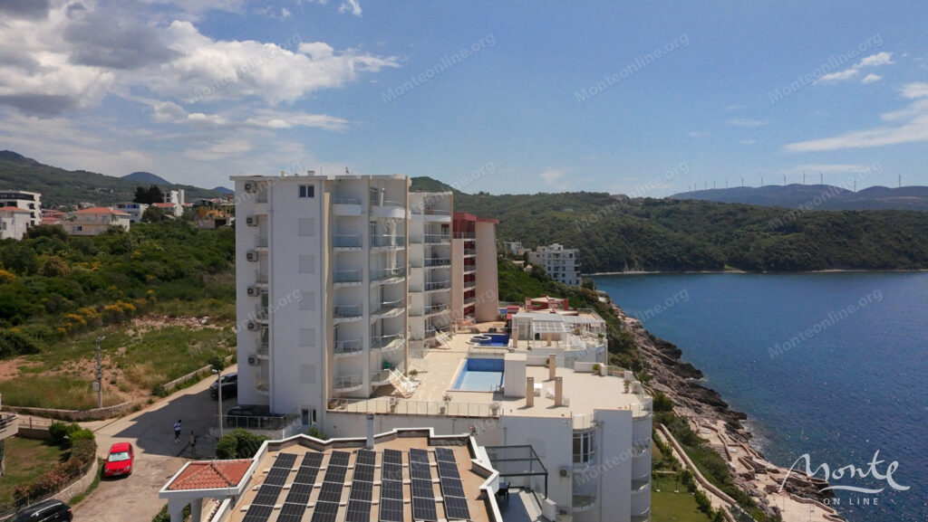 apartament s 2 spalnyami na pervoj linii s privatnym plyazhem v dobra voda bar 04