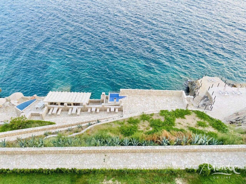 apartament s 2 spalnyami na pervoj linii s privatnym plyazhem v dobra voda bar 06