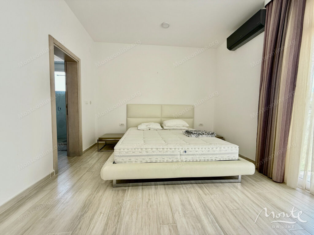 apartament s 2 spalnyami na pervoj linii s privatnym plyazhem v dobra voda bar 08