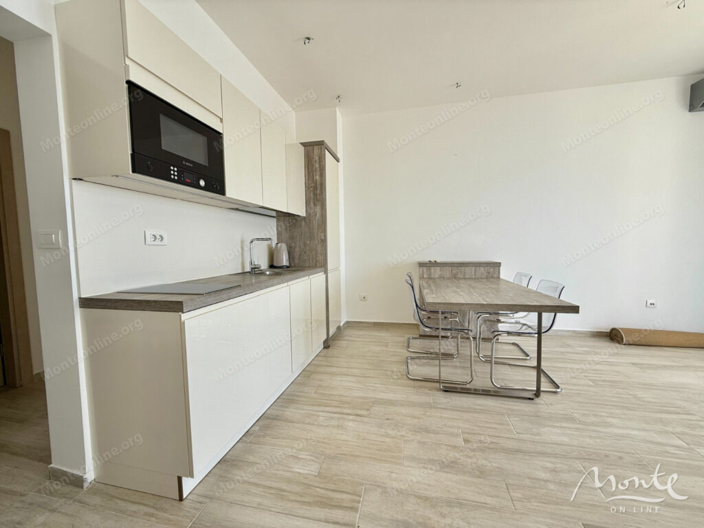 apartament s 2 spalnyami na pervoj linii s privatnym plyazhem v dobra voda bar 09