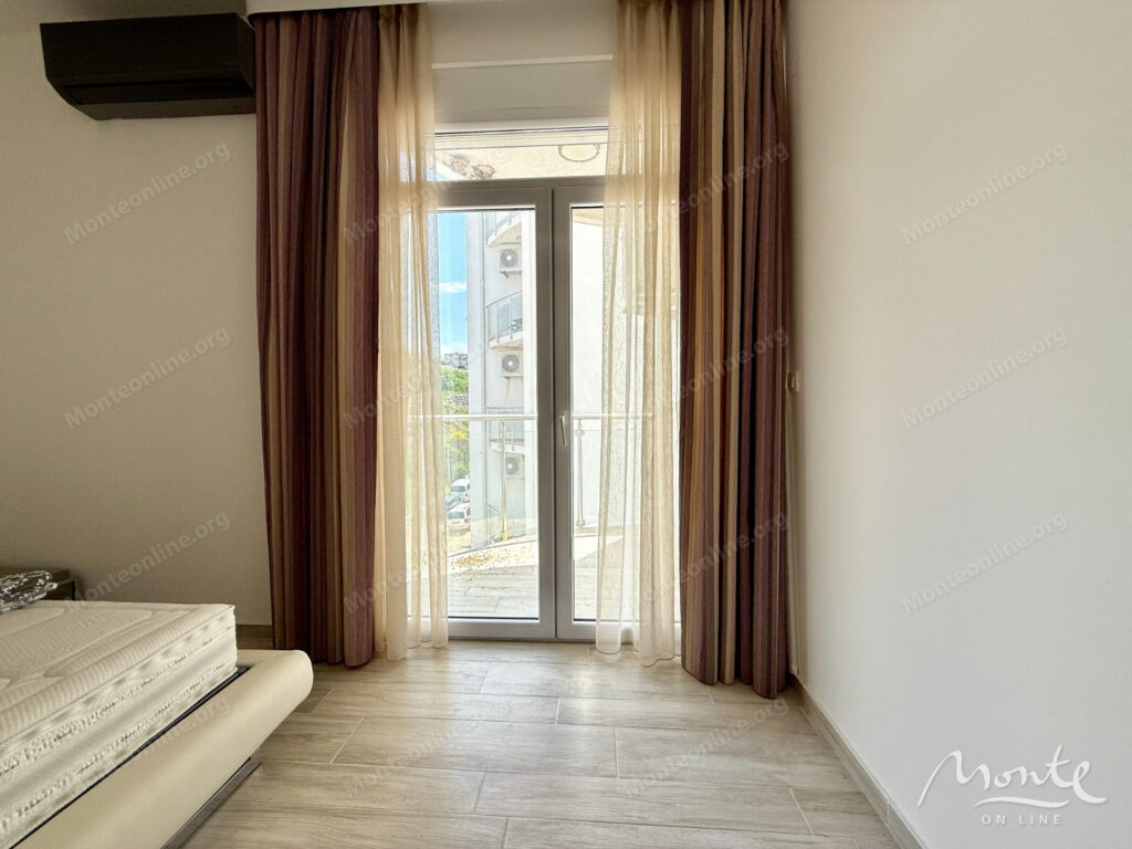 apartament s 2 spalnyami na pervoj linii s privatnym plyazhem v dobra voda bar 10